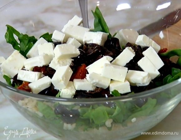 Рис соединить со шпинатом, помидорами, оливками, фетой, кинзой и перемешать.