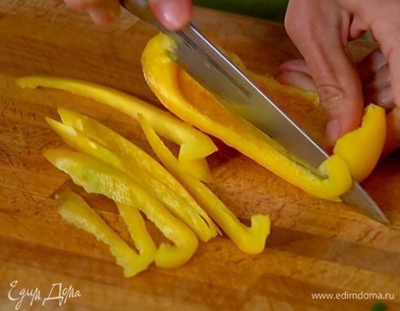 Перец, удалив плодоножку и семена, нарезать маленькими кубиками.