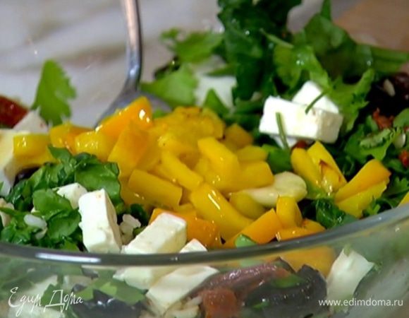 Обжаренный перец вместе с маслом, в котором он жарился, добавить в салат, посолить, поперчить, влить яблочный уксус и перемешать.