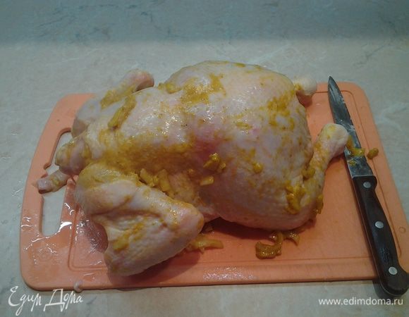 Намазать этим маринадом курицу.