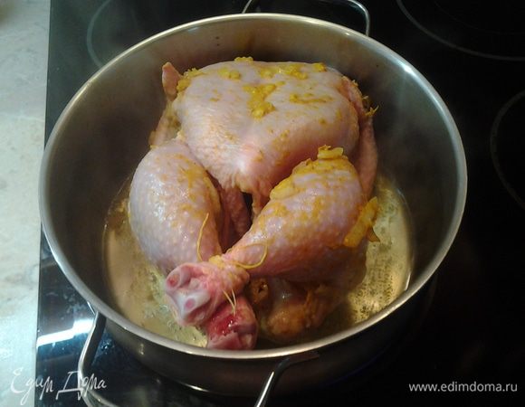 В сотейник с толстым дном (у меня кастрюля с толстым дном) налить оливковое масло и разогреть. Положить туда курицу и обжарить со всех сторон на сильном огне до золотистого цвета