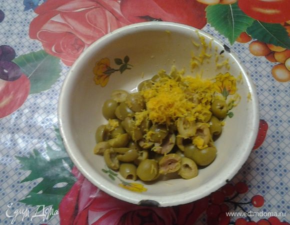 Оливки нарезать колечками. Натереть цедру одного лимона и все это добавить к курице. Тушить еще 20 минут