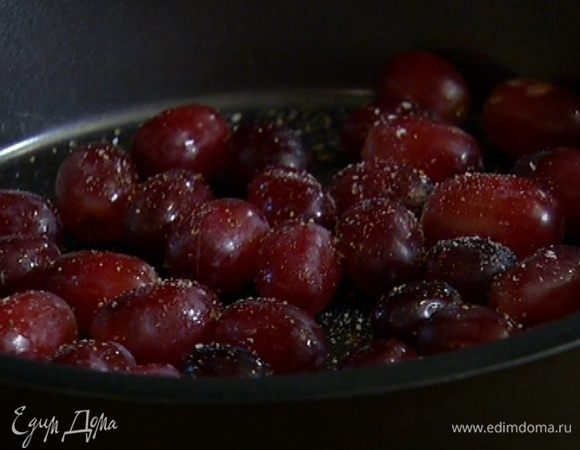 Запекать виноград в разогретой духовке 5–7 минут.