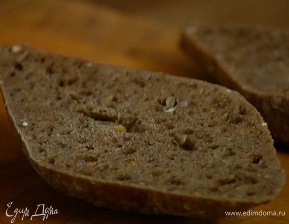 Хлеб выложить в противень и подсушивать в разогретой духовке до образования золотистой корочки.