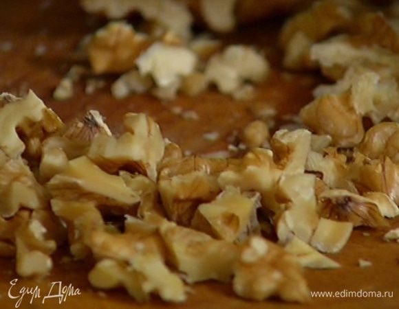 Орехи порубить ножом на крупные кусочки и перемешать с листьями тимьяна.