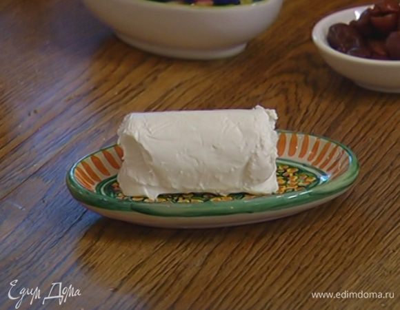 Козий сыр поломать руками на небольшие кусочки.