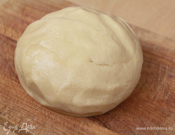 Из ингредиентов замешиваем тесто. Оставляем в холоде на время приготовления начинки.