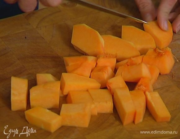 Тыкву почистить (кожуру не выбрасывать!) и нарезать небольшими кубиками.