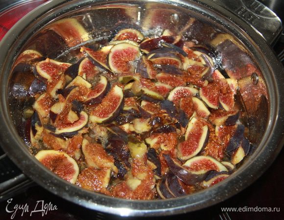 Тушим инжир с добавлением воды и сахара на сильном огне несколько минут.