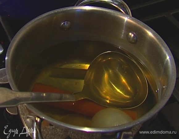 Приготовить овощной бульон: луковицу, морковь и корешки почистить и отправить в большую кастрюлю, добавить помидоры, капусту, стебель сельдерея и половину тыквенной кожуры, залить все 1 1/2 л воды, довести до кипения и варить на медленном огне без крышки 1 час. Слить бульон через сито. 