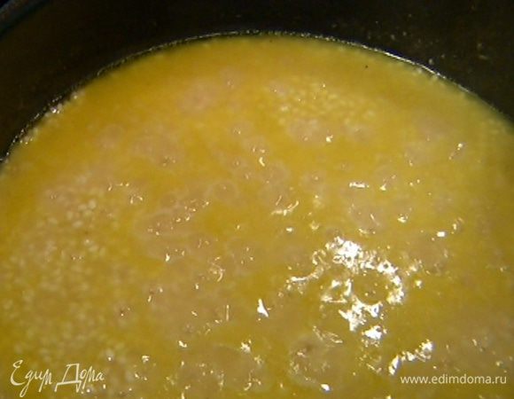 После того, как вино наполовину выпарится, по одному половнику добавлять бульон, время от времени помешивая ризотто. Следить за консистенцией: рис не должен плавать в жидкости, но не должен и превращаться в плотный ком. 