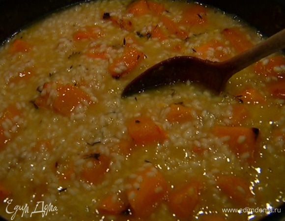 Готовить рис до состояния аль денте, обычно это занимает 16‒18 минут. Как только готовность риса вас будет устраивать, влить вермут, добавить запеченную тыкву с образовавшимся соком, через 1‒2 минуты добавить оставшееся сливочное масло и половину натертого сыра. Сделать монтекатуру, то есть большой ложкой перемешать ризотто движением снизу вверх, слегка подбрасывая.