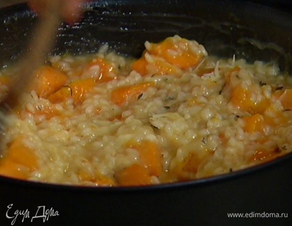 Готовое ризотто разложить по тарелкам и подать с оставшимся сыром.