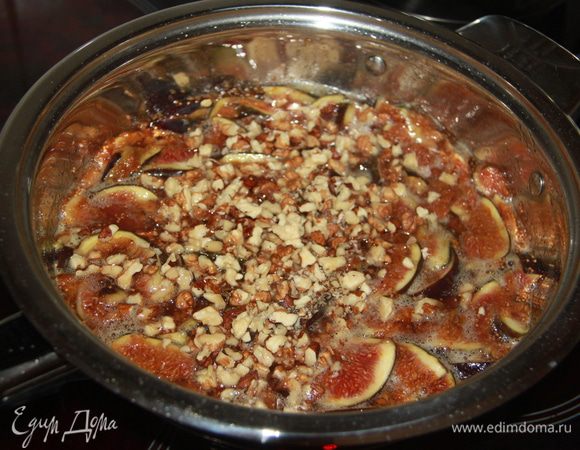 Добавляем крупно рубленые орехи. Тушить ещё минут пять.