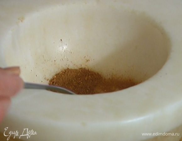 Гвоздику растереть в ступке, добавить какао, мускатный орех, корицу и все перемешать.