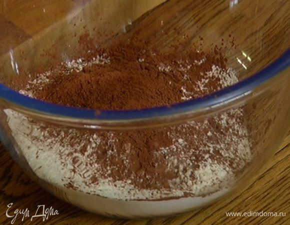 Муку соединить с разрыхлителем и содой, добавить специи и все перемешать.