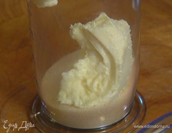 Предварительно размягченное сливочное масло соединить с сахаром и ванильным экстрактом, немного взбить, затем добавить половину яйца и снова взбить.