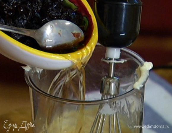 Влить 30 мл коньяка, в котором замачивался изюм и еще немного взбить. 