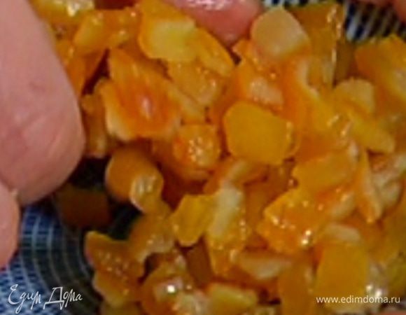 Все цукаты нарезать маленькими кусочками.