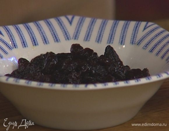 Слить коньяк из изюма и слегка его отжать.