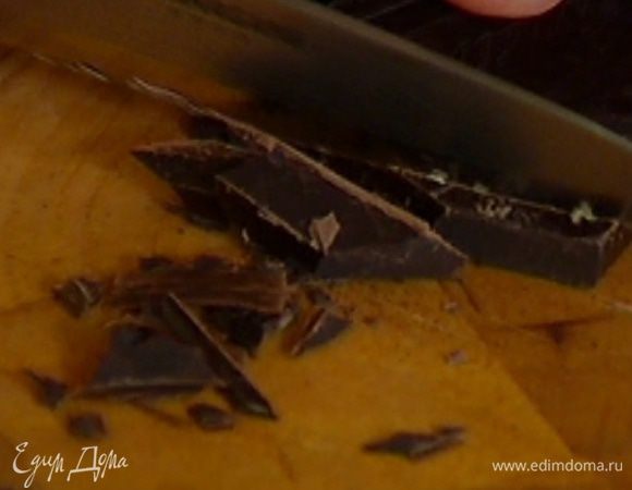 Шоколад порубить крупными кусочками.