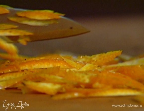 С апельсина очень тонко срезать цедру и порубить ее тонкими полосками.