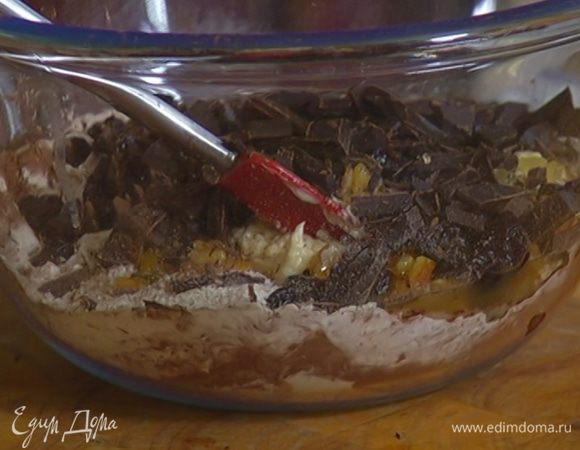 В муку с пряностями выложить сливочно-сахарную смесь, добавить все цукаты, изюм, порубленный шоколад и апельсиновую цедру, все перемешать. 