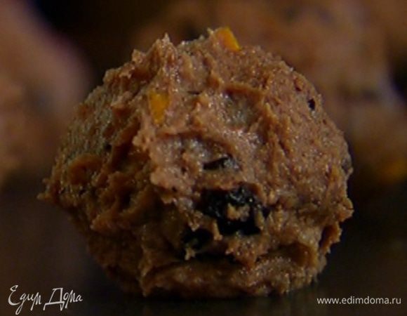 Из теста сформировать небольшие шарики, выложить на противень и отправить на 20–30 минут в холодильник.