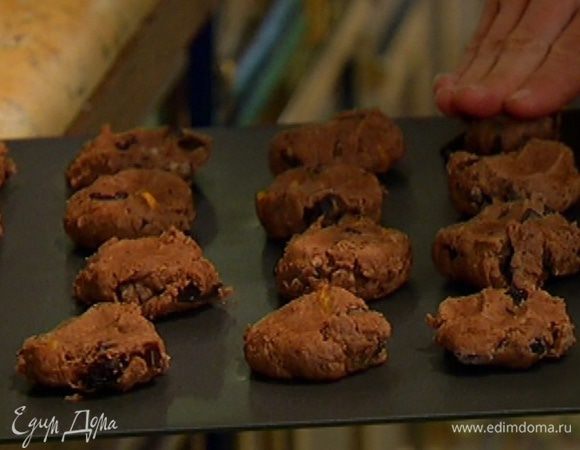 Охлажденное печенье вынуть из холодильника, слегка прижать шарики руками, чтобы получились лепешки, и выпекать в разогретой духовке 15–17 минут.