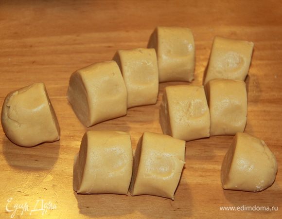 Тесто раскатать в колбаску, нарезать на кусочки. У меня получилось 10 штук.