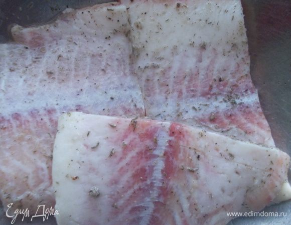 Филе разрезать на порционные куски, у меня получилось три крупных кусочка. Смешать лимонный сок, горчицу, тимьян, соль и перец, добавить оливковое масло и замариновать рыбу. Отставить в сторону, по мы будем готовить овощи.