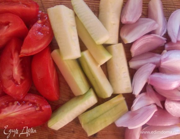 Лук и помидоры порезать на дольки, кабачок крупной соломкой.