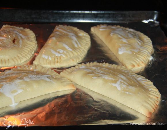 Затем вынимаем и смазываем поверхность сливками, присыпаем сахаром. Отправляем снова в печь на 7 минут.