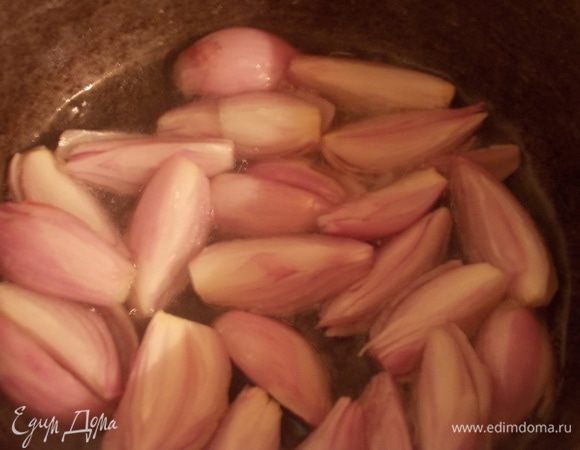 В сковороде или кастрюльке с толстым дном наливаем немного масла и обжариваем лук до золотистого цвета.