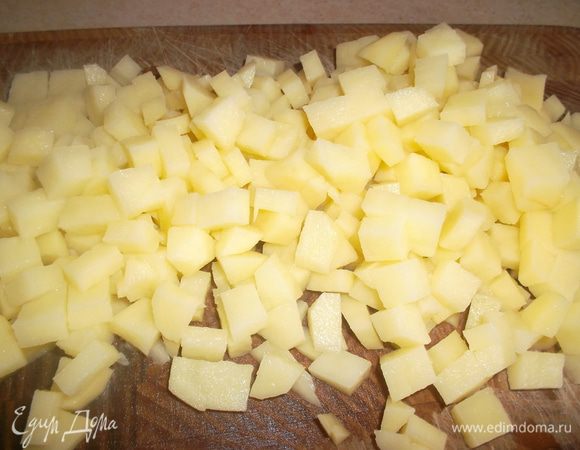 Картофель чистим, моем и нарезаем очень мелким кубиком. Обжариваем на сковороде...