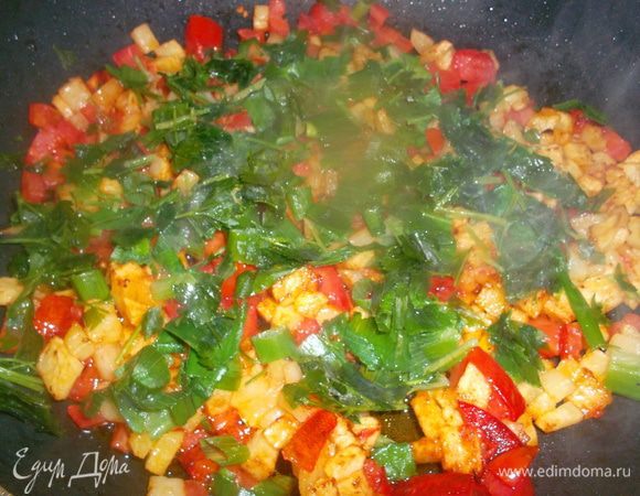 Добавляем помидор, перец (все также кубиком) и хорошо обжариваем. Затем добавляем зелень (у меня петрушка и зеленый лук) и, убавив огонь, томим пару минут, чтобы зелень осталась свежей...