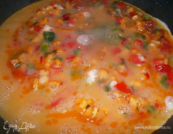 Яйца взбиваем со сливками и добавляем к овощам. Солим, перчим по вкусу...