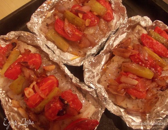 На рыбку выкладываем овощи и отправляем в духовку 200 С на 30-35 минут. 