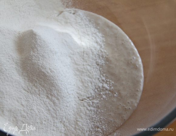 Муку просеиваем, добавляем закваску, две трети всей воды, перемешиваем.