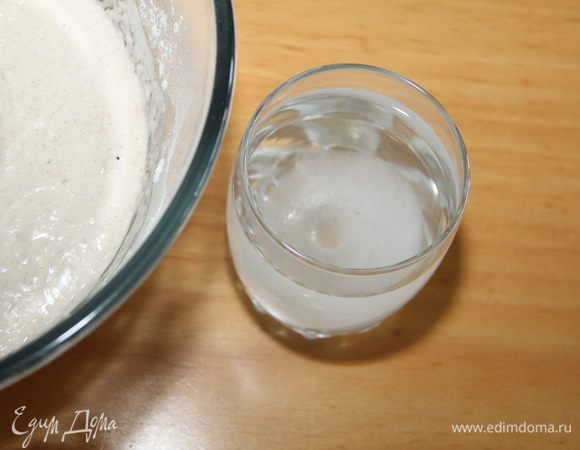 Добавляем оставшуюся часть воды с разведённой в ней солью. 