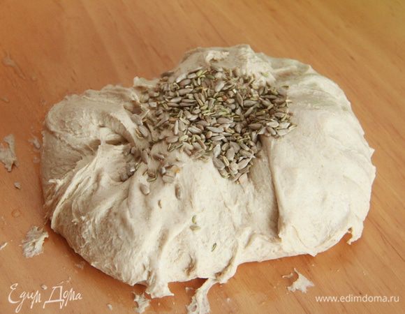 Добавляем семена фенхеля и подсолнечника. Вымешиваем тесто в течение 10-15 минут (чем дольше мнёшь, тем больше дырочек  потом в хлебе). Оставляем под плёнкой на подъём на 2-2,5 часа.