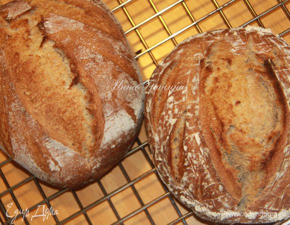 Выпекаем при 230*С первые 15 минут на пару, затем без пара ещё 20-25 минут. Остужаем на решётке. 