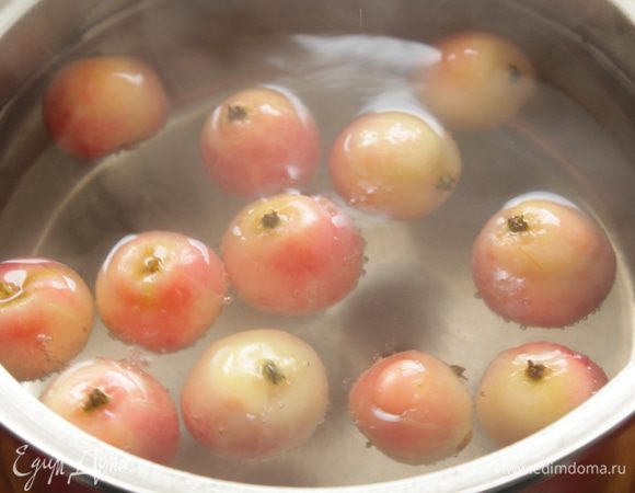 В  кастрюлю налейте воду и доведите до кипения.

Всыпьте яблочки.Снова доведите до кипения. Уменьшите огонь и варите 5 минут, 