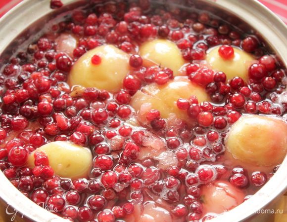 добавьте клюкву,варите 10 минут, пока ягода не лопнет.