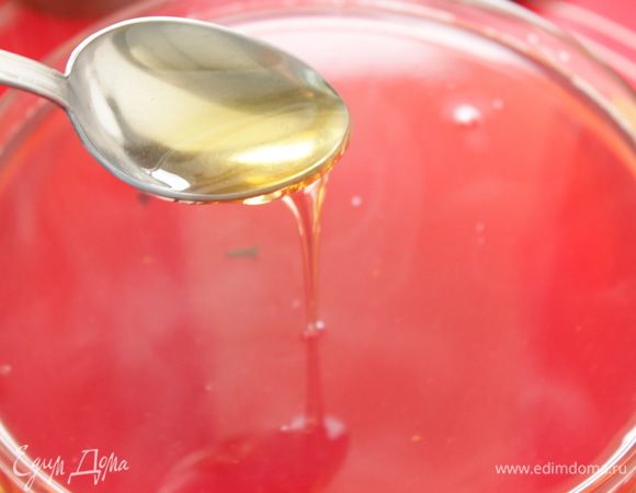 Процедите ягодный сироп и верните его в кастрюлю. Вновь доведите до кипения, добавьте сахар,мед и пряности.Варите на медленном огне еще 10 минут, чтобы пряности отдали свой аромат.

Накройте крышкой и дайте настояться, пока ваш напиток полностью не остынет.

