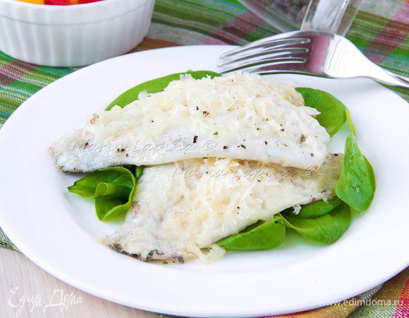 У меня были целые рыбки, поэтому первым делом их нужно почистить и выпотрошить. Затем разделать на филе с кожей. В сковородке хорошо разогреть оливковое масло и положить филе кожей вниз, посолить и поперчить рыбу сверху. Когда кожица снизу подрумяниться, перевернуть филе и обжарить с другой стороны буквально минуту. Выключить огонь и снова перевернуть филе на кожу и обильно присыпать натертым сыром. Оставить на пару минут, чтобы сыр расплавился. 