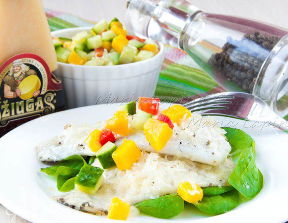 Приготовить сальсу. Нарезать манго, огурец и болгарский перец на кубики размером 3-5 мм. Немного посолить и поперчить, добавить сок лайма или лимона и немного оливкового масла. На тарелку выложить немного шпината, заправлять его ничем не надо, соков от рыбы будет достаточно. Сверху выкладываем филе с сырной шубой. Сальсу можно подать отдельно в миске, чтобы гость мог контролировать её количество или выложить сверху на рыбу. 
Приятного аппетита!