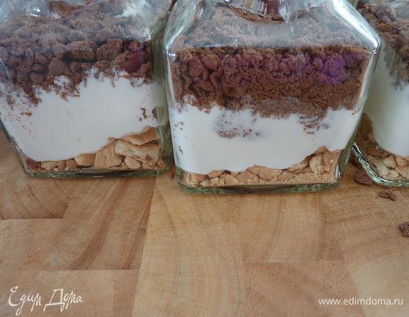  посыпать шоколадными крошками ,
