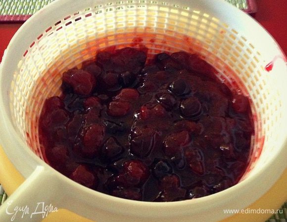 Итак, приступим. Первым делом нам нужно откинуть все варенье на дуршлаг, чтобы стекла лишняя жидкость. 