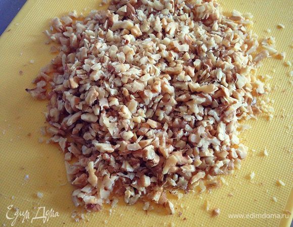Порубим мелко грецкие орехи. 